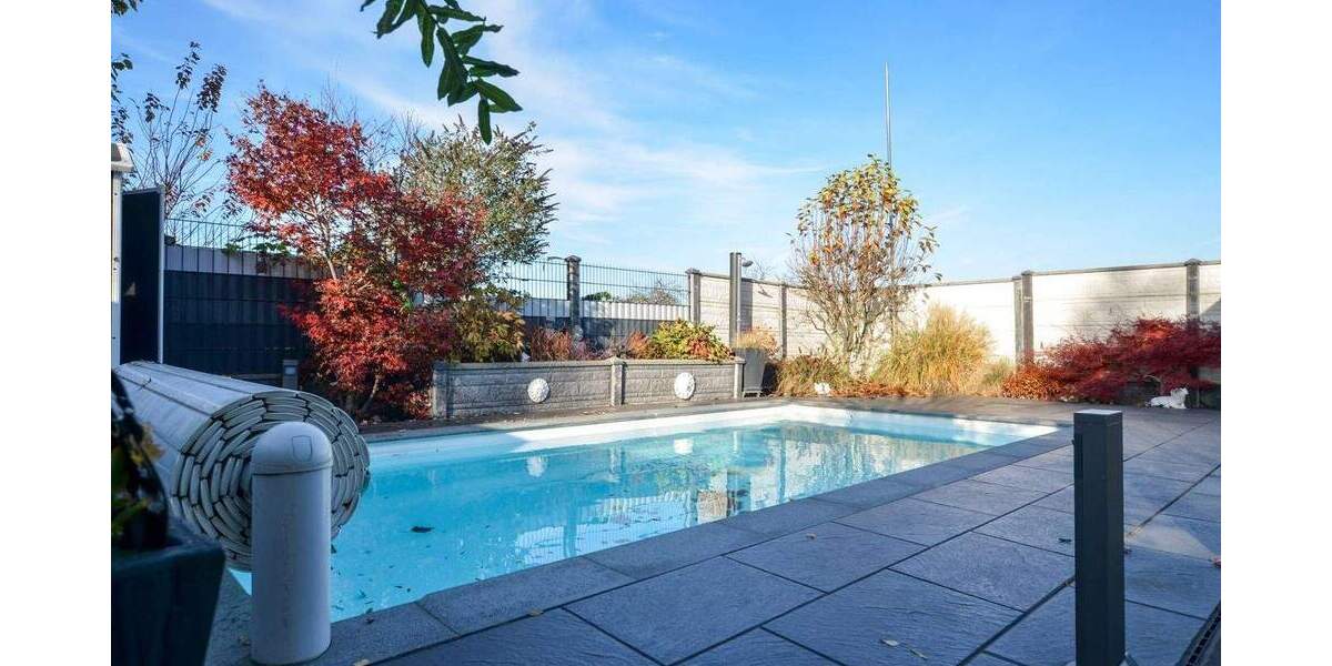 Neubaucharakter trifft Wohlfühloase: Hochwertig ausgestattetes Einfamilienhaus mit Außenpool! 6 zimmer