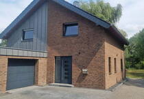 Einfamilienhaus mit großem Garten und Garage