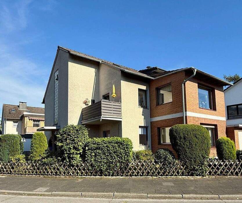 MEHRFAMILIENHAUS IN BEGEHRTER LAGE VON REFRATH 8 zimmer