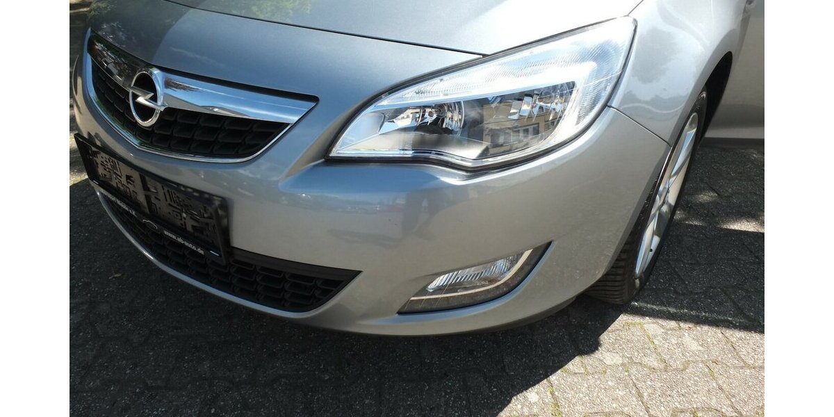 Opel Astra WM26:SPORTS TOURER EDITION PARKPILOT KLIMAAN 133.025 km 5.908 &euro; Köln 50858