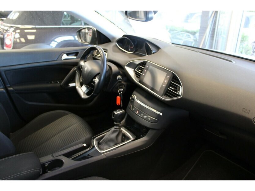 Peugeot 308 PureTech 130 GPF Style 81.569 km 11.980 € Euskirchen 53881