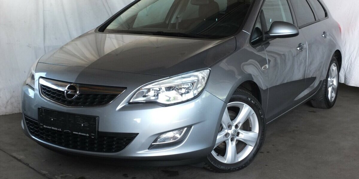 Opel Astra WM26:SPORTS TOURER EDITION PARKPILOT KLIMAAN 133.025 km 5.908 &euro; Köln 50858