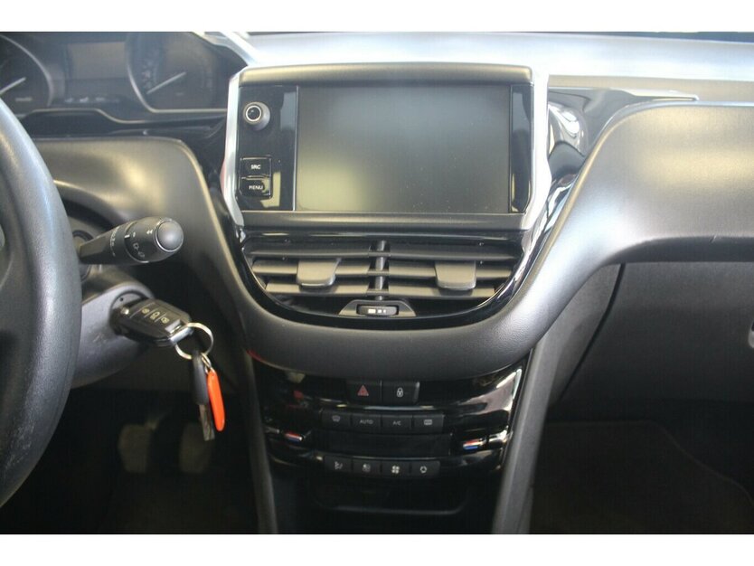 Peugeot 208 PureTech 82 Style - Panorama - 88.339 km 8.980 € Euskirchen 53881