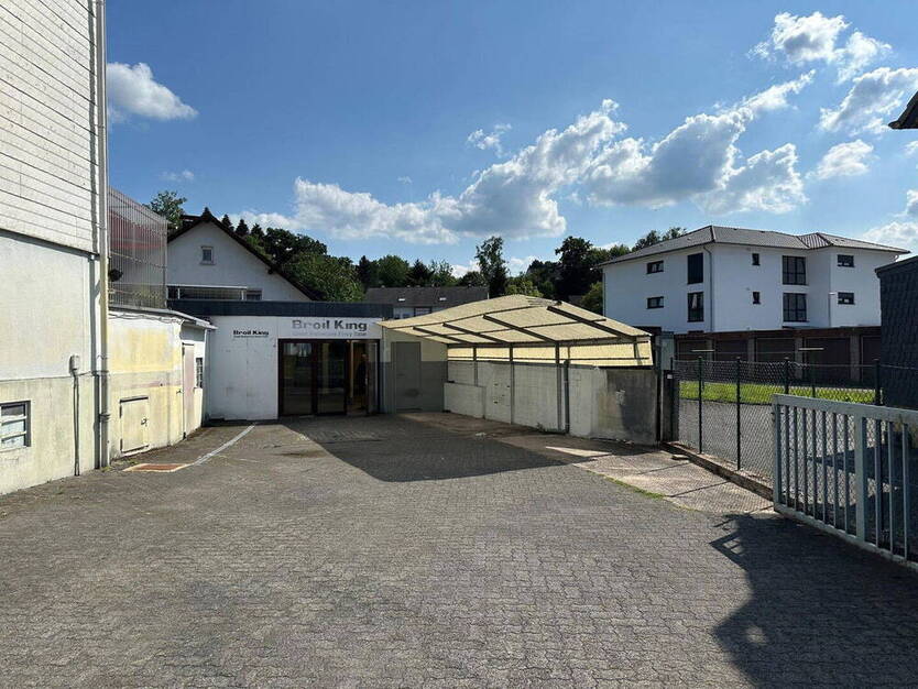 Zemtral gelegenes Ladenlokal mit Lagerraum und Bürofläche