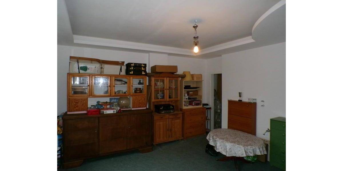 geräumiges Einfamilienhaus mit Anbau, Nebengebäude incl. Garagen, Vorhof und Innenhof 8 zimmer