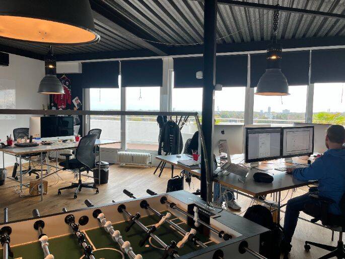 Arbeitsplatz in stylischer Agentur mit Dachterrasse - All-in-Miete
