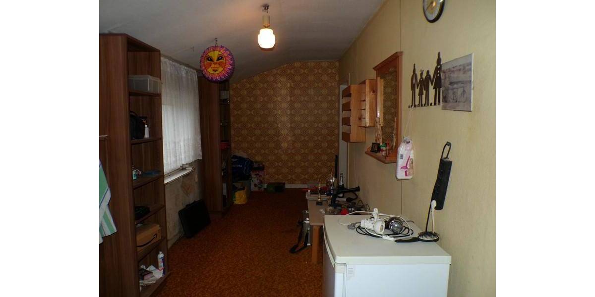 geräumiges Einfamilienhaus mit Anbau, Nebengebäude incl. Garagen, Vorhof und Innenhof 8 zimmer