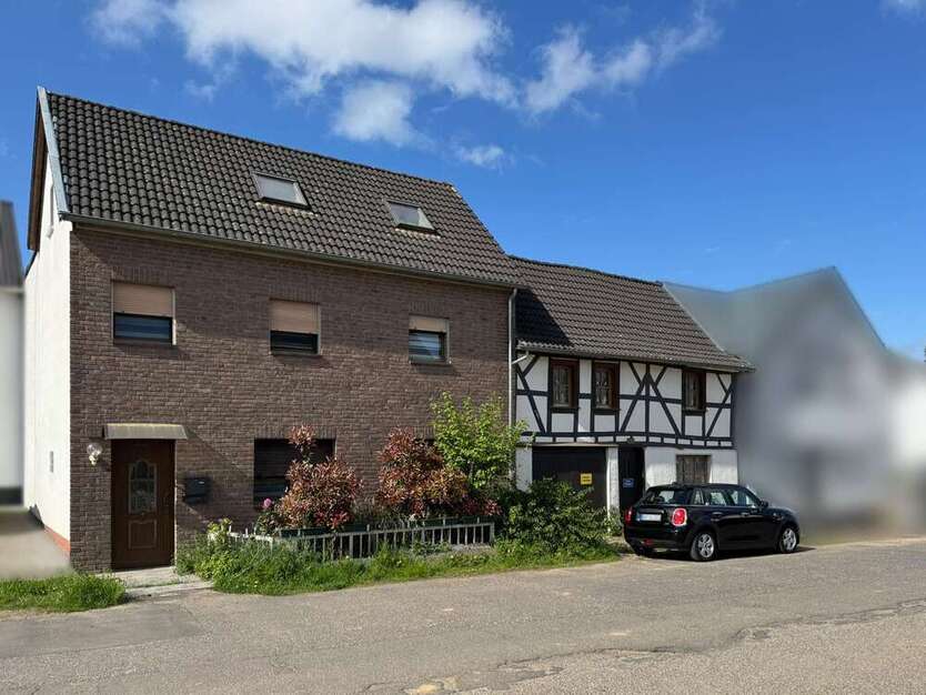 Haus zum Kaufen in Grafschaft 349.000 € 218 m²