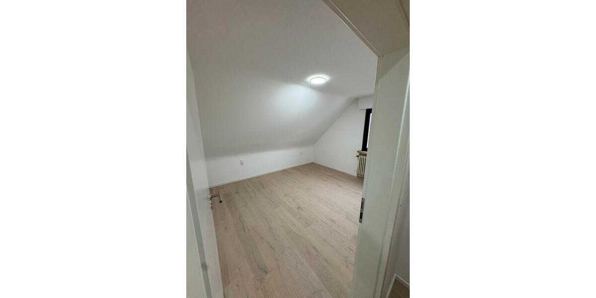 Dachgeschoßwohnung Niederkassel - 3 Zimmer, 56 m&sup2;, 1.032&euro; | Angebot:24704673