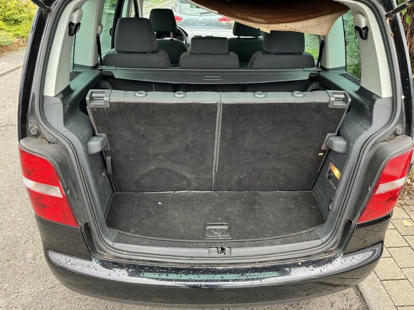 VW Touran 1.6 FSI Highline 7 Sitze SR+WR eGSD DSG ? 213.000 km 1.500 € Erftstadt 50374