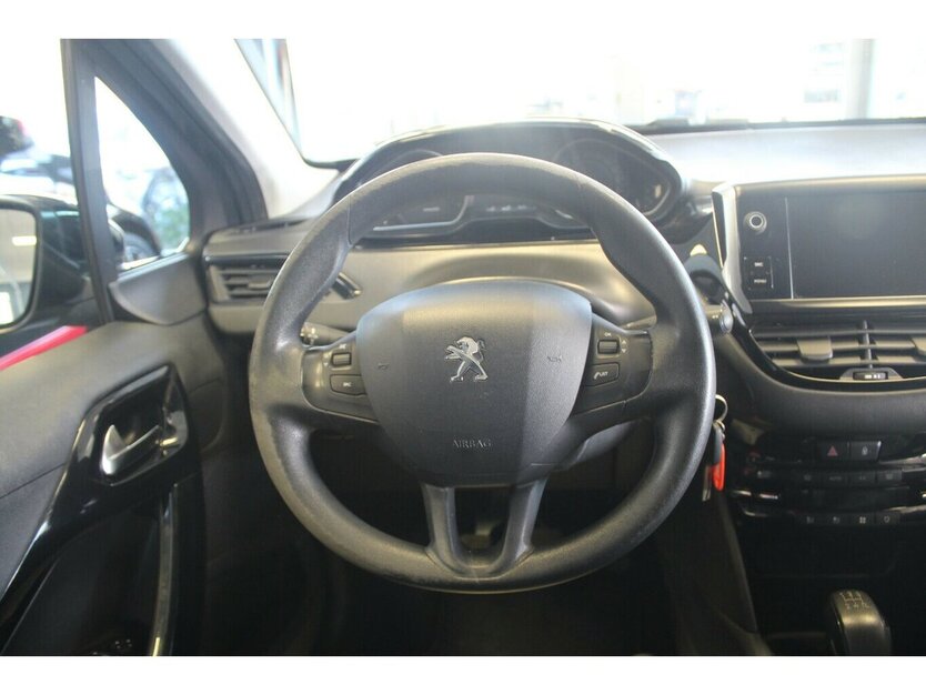 Peugeot 208 PureTech 82 Style - Panorama - 88.339 km 8.980 € Euskirchen 53881