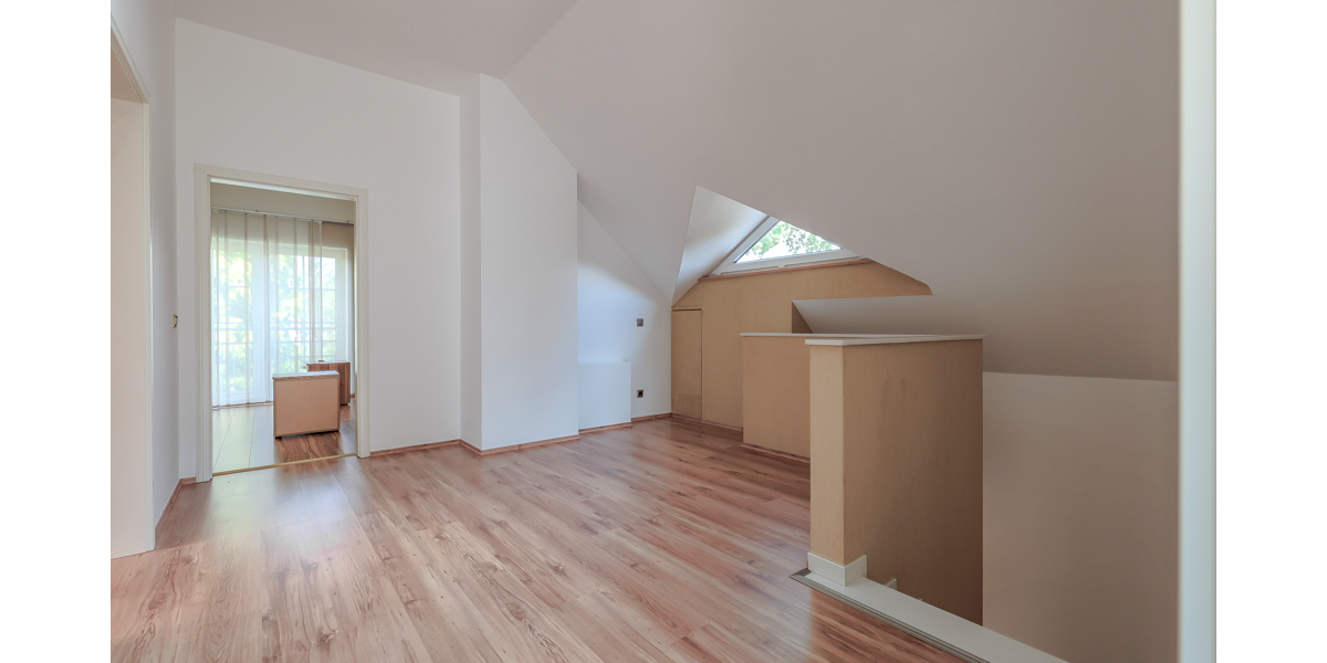 Großzügiges Einfamilienhaus auf weitläufigem Grundstück mit Sauna, Nebengebäude und Doppelgarage - Einfamilienhaus Königswinter / Berghausen Berghausen | Angebot:27224852