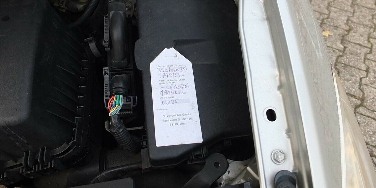 Toyota Auris 1.6i SOL ALLE INSPEKTIONEN GARAGENWAGEN 174.885 km 4.998 &euro; Köln 50858