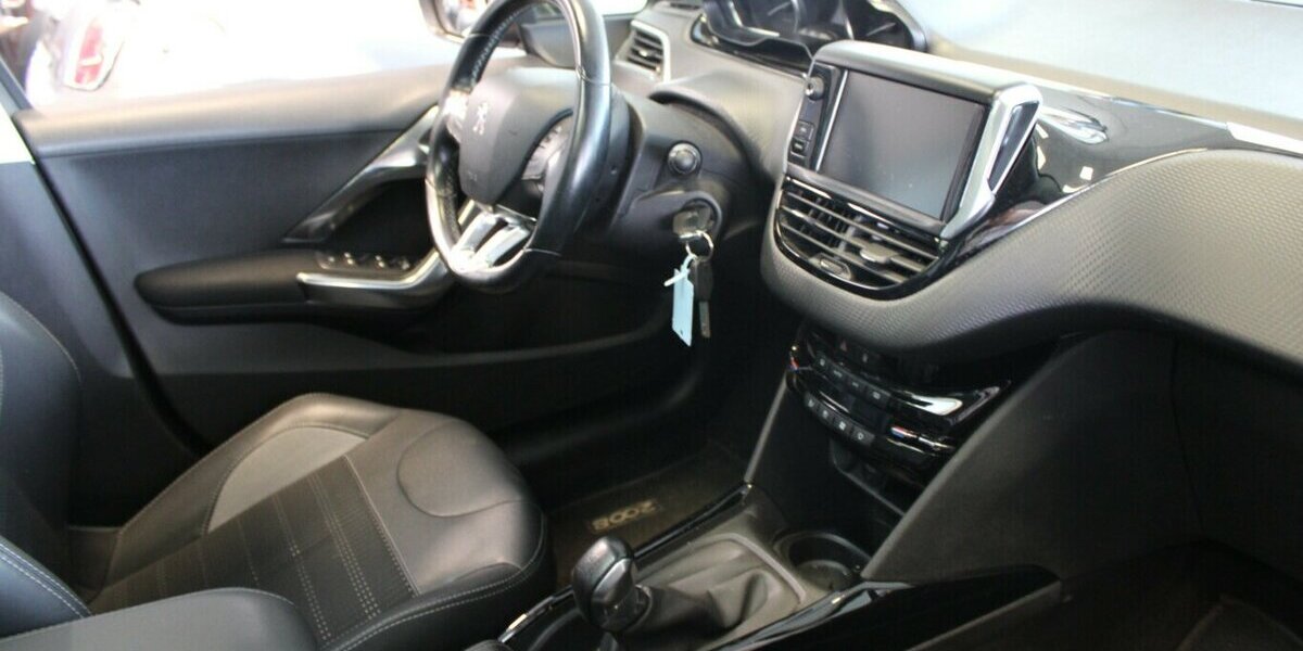Peugeot 2008 1.2 - Panorama - Navi - 59.620 km 9.980 &euro; Euskirchen 53881