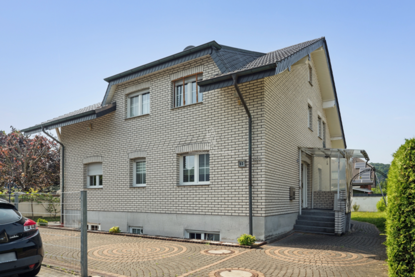 Haus zum Kaufen in Hennef (Sieg) 679.000 € 305 m²