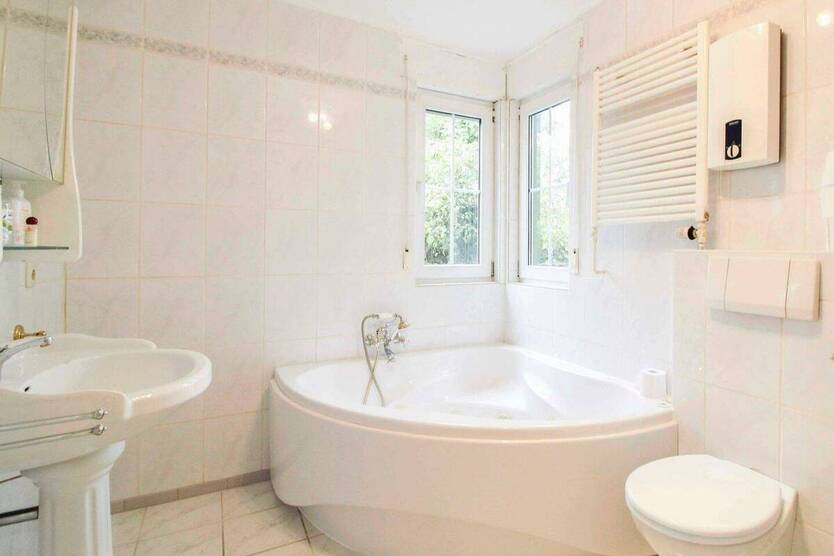 Schönes Ein- Zweifamilienhaus in Bonn-Schwarzrheindorf - Ideal für Eigennutzer und Anleger 5 zimmer