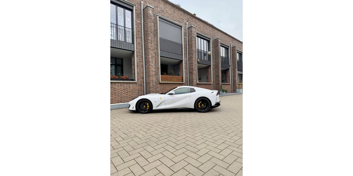 Ferrari 812 2.500 km 305.000 &euro; Köln 50733
