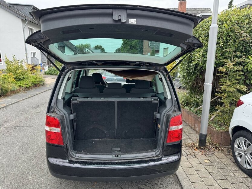 VW Touran 1.6 FSI Highline 7 Sitze SR+WR eGSD DSG ? 213.000 km 1.500 € Erftstadt 50374