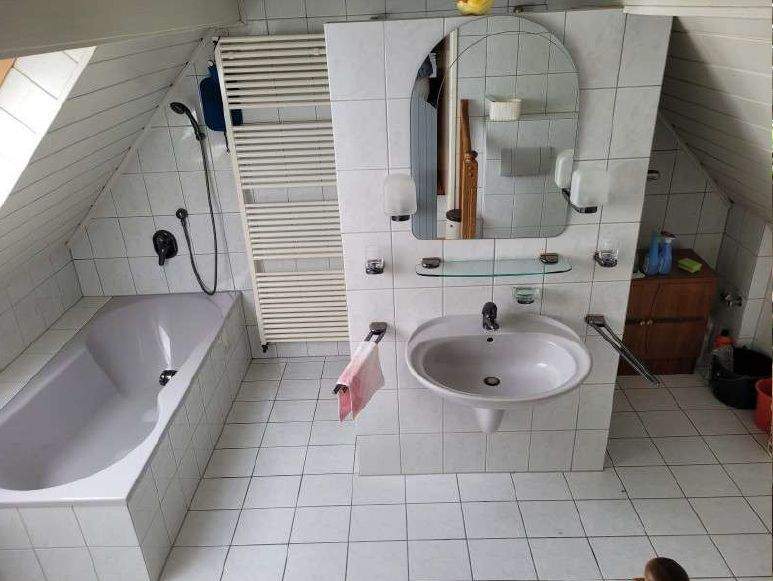 7-ZimmerHAUS MIT 3 BÄDERN, 2 GARAGEN UND GROSSEM GARTEN IN GUTER, ZENTRUMSNAHER WOHNLAGE!