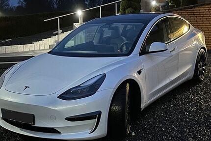 Tesla Model 3 36.000 km 31.499 € Köln 50825