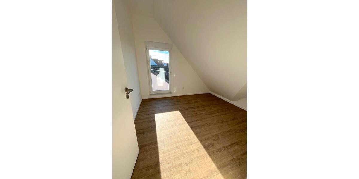 Dachgeschoßwohnung Siegburg - 3 Zimmer, 100 m&sup2;, 1.280&euro; | Angebot:25854384