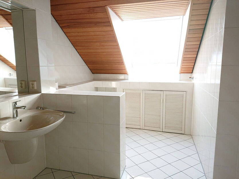 Sehr schöne, helle Dachgeschoßwohnung; provisionsfrei!
