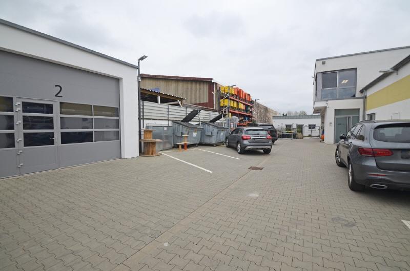 Gewerbehalle mit Büroeinheiten und Lagerfläche zimmer
