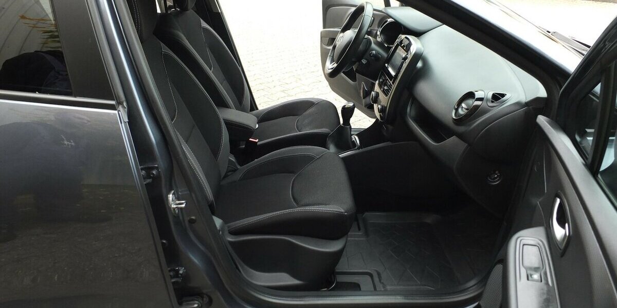 Renault Clio BLACK WEEK 25: EXPRESSION NAVI PARCTRONIC STA 118.021 km 7.904 &euro; Köln 50858