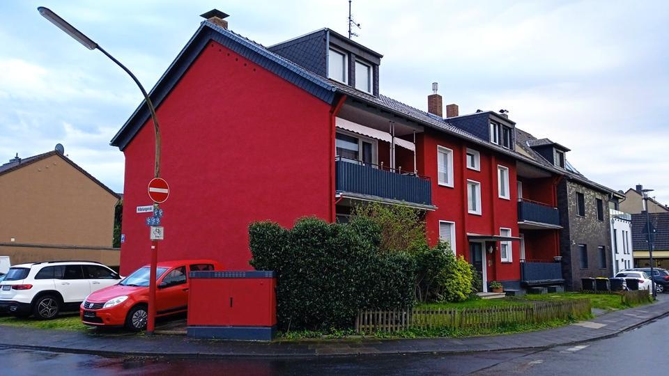 Komplett möblierte geräumige 1-Zim.-Dachgeschoßwohnung mit KDB