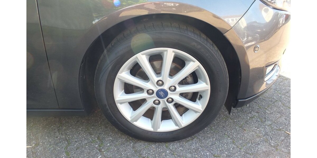 Ford Focus TITANIUM WM26: NAVI KLIMAAUT EINPARKHILFE 134.288 km 6.998 &euro; Köln 50858