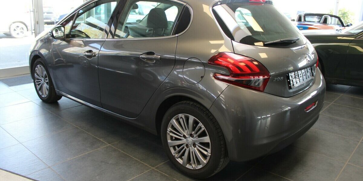 Peugeot 208 PureTech 110 Allure - Panorama - 84.341 km 8.980 &euro; Euskirchen 53881