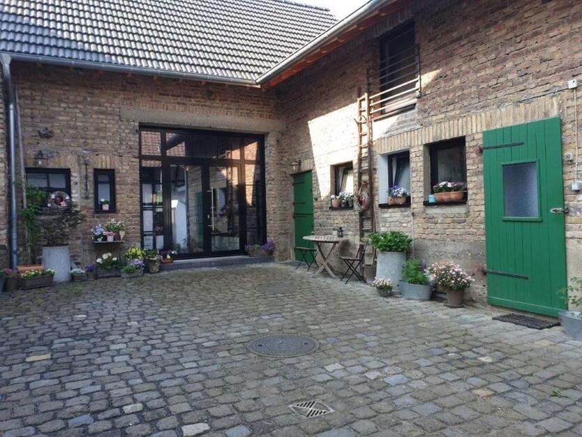 1 Wohneinheit mit Südgarten + Innenhof IN sanierter Hofanlage