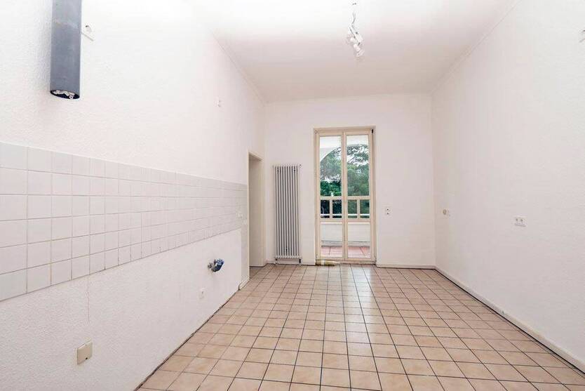 Wunderschöne, großzügige AltbauWohnung! Großer Balkon-toller Schnitt-zentral gelegen