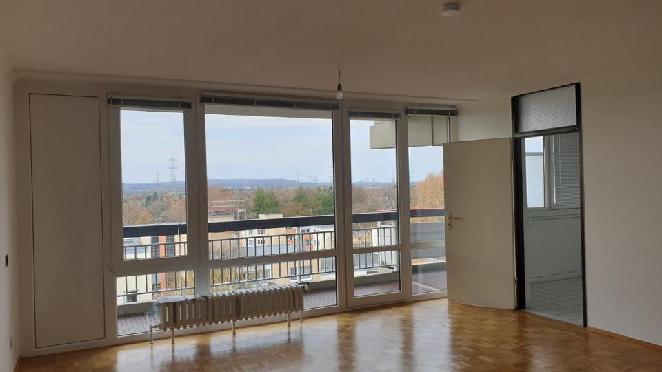 Köln-Weiden: Helle Wohnung mit EBK u. großem Balkon