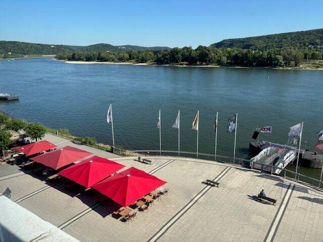 Rheinpromenade! Renovierte 4-Zimmerwohnung mit schickem Duschbad und Loggia