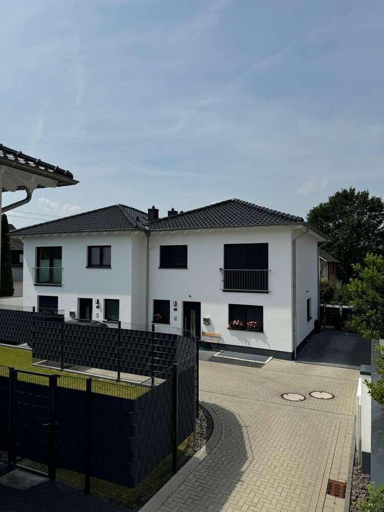 Haus zum Mieten in Niederkassel 2.200 € 152.87 m²