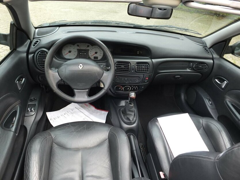 Renault Megane 1.6 16V PRIVILEGE 1.HAND LEDER KLIMAANLAGE 119.545 km 3.704 € Köln 50858