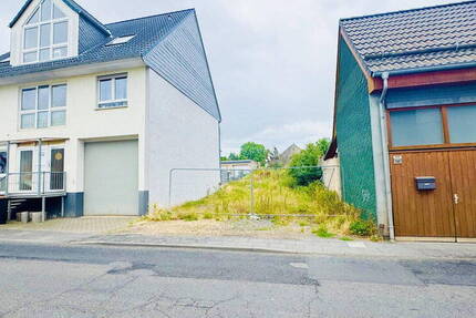 Baugrundstück inkl. Baugenehmigung: MFH mit 3 Einheiten und Durchfahrt zu 4 Stellplätzen & Garten