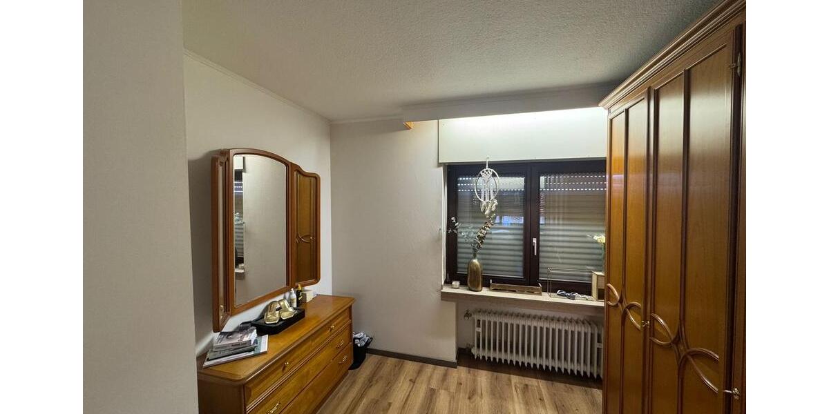 Etagenwohnung Erftstadt - 5 Zimmer, 159 m&sup2;, 1.550&euro; | Angebot:25751622