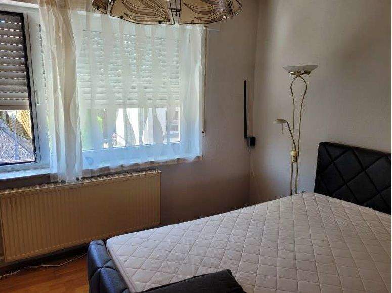 7-ZimmerHAUS MIT 3 BÄDERN, 2 GARAGEN UND GROSSEM GARTEN IN GUTER, ZENTRUMSNAHER WOHNLAGE!
