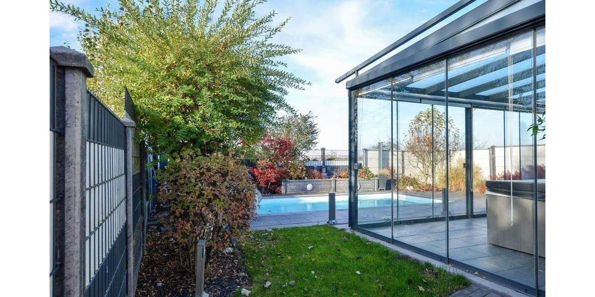 Neubaucharakter trifft Wohlfühloase: Hochwertig ausgestattetes Einfamilienhaus mit Außenpool! 6 zimmer