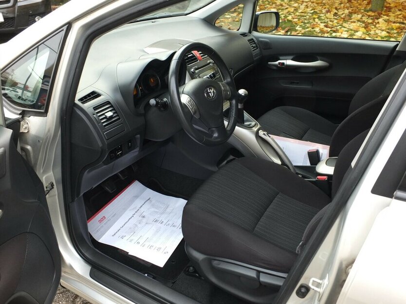 Toyota Auris 1.6i SOL ALLE INSPEKTIONEN GARAGENWAGEN 174.885 km 5.704 € Köln 50858