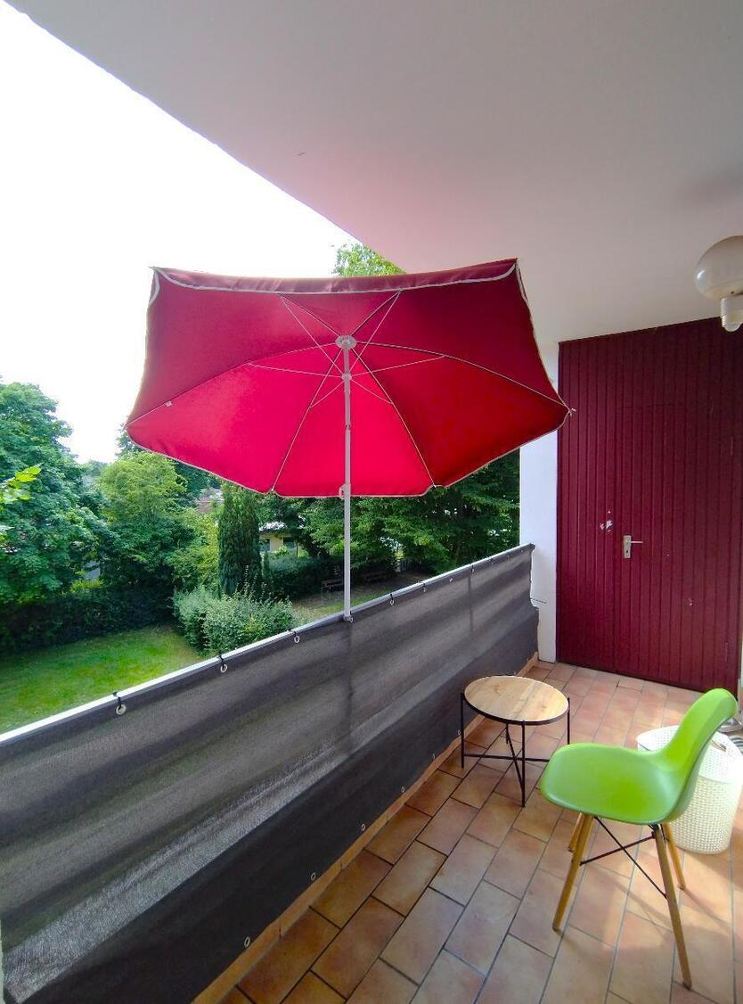 Großzügige 6-Zimmer Wohnung mit Balkon und Gartenmitbenutzung, ruhige und grüne Wohnlage, kleine Eigentümergemeinschaft, 2 TG-Stellplätze 6 zimmer