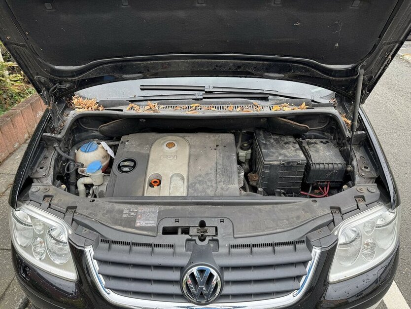 VW Touran 1.6 FSI Highline 7 Sitze SR+WR eGSD DSG ? 213.000 km 1.500 € Erftstadt 50374