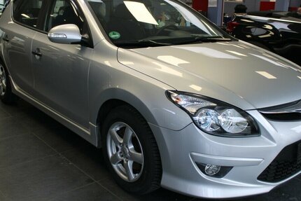Hyundai i30 1.4 - WENIG KILOMETER - Klima - SHZ - 44.976 km 7.980 € Euskirchen 53881