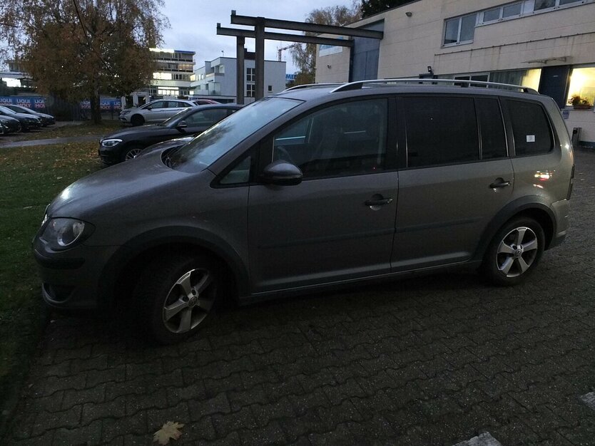 VW Touran CROSS KLIMAAUTOMATIK PARKASISSTENT 164.112 km 7.908 € Köln 50858