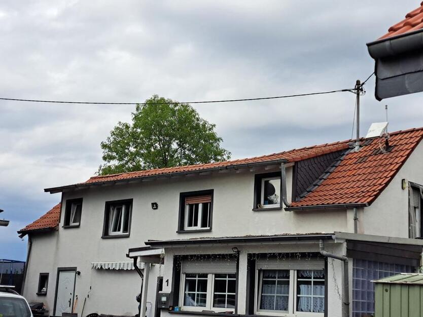 Freistehendes Einfamilienhaus mit großem Grundstück, 3 Garagen.