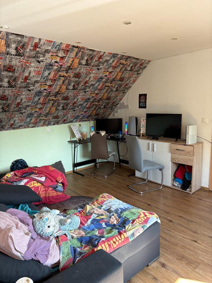 Freistehendes Einfamilienhaus mit großem Grundstück, 3 Garagen.