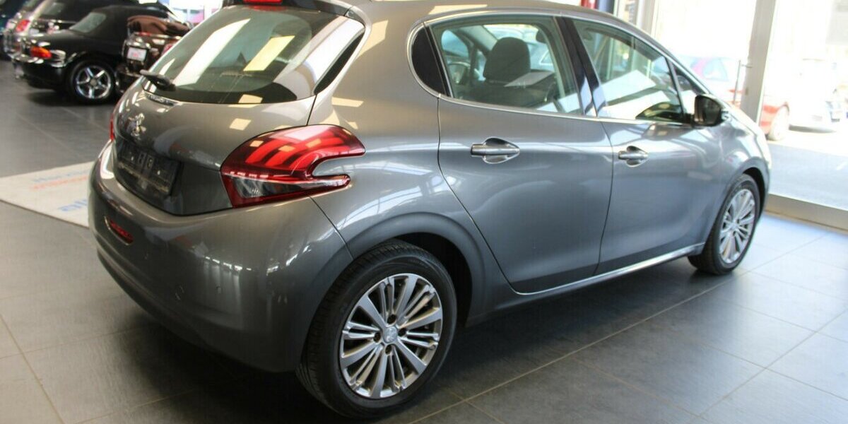 Peugeot 208 PureTech 110 Allure - Panorama - 84.341 km 8.980 &euro; Euskirchen 53881