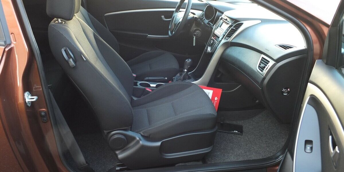 Hyundai i30 KLIMAAUTOMATIK SPORT LMF/BREITREIFEN 117.877 km 7.500 &euro; Köln 50858